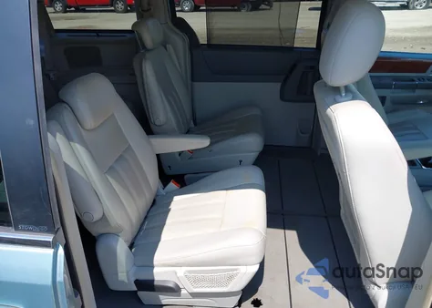 2009 Chrysler Town & Country Touring z USA, uszkodzony, nr VIN 2A8HR54149R570992